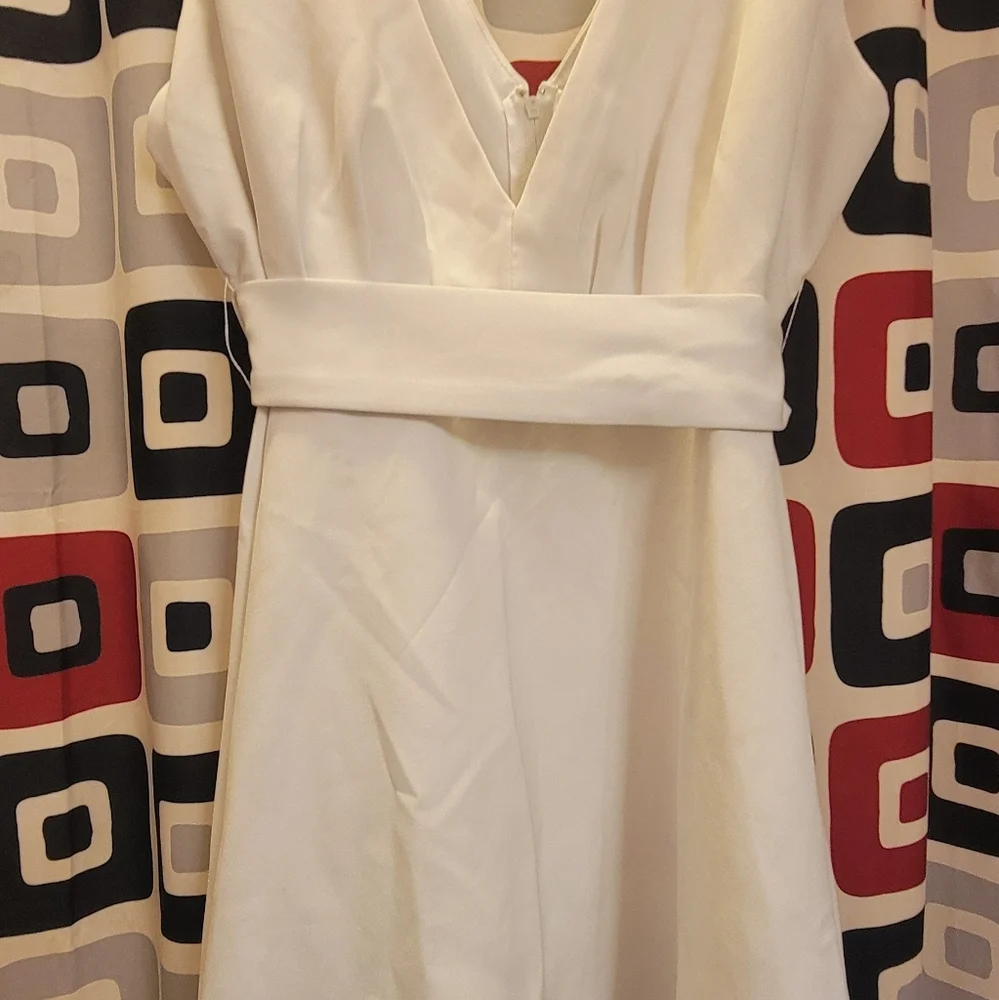 Dresses - Picture 2 of 4